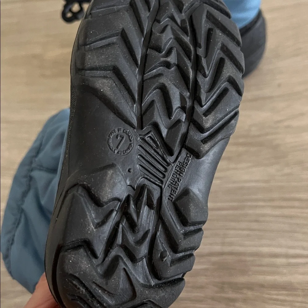 Kamik kids winter/snow boot with velcro and toggle. Excellent condition.